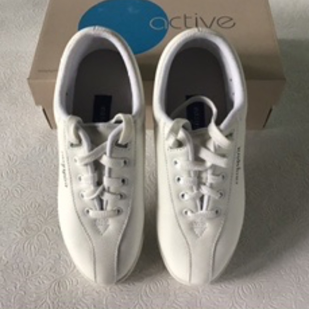 Easy Spirit White Leather Ladies Sneakers 6D, NWOT